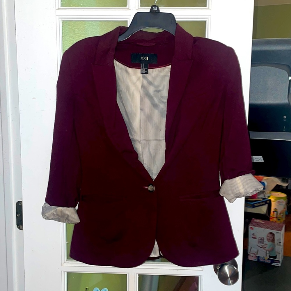 Maroon knit blazer. Beige&tan lining. Small hole lining. Some piling at the top.